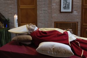 EDITORS NOTE: Graphic content / This handout photograph released on January 1, 2023 by the Vatican press office, the Vatican Media, shows the body of Pope Emeritus Benedict XVI in the chapel of the Mater Ecclesiae Monastery in the Vatican. - Benedict, a conservative intellectual who in 2013 became the first pontiff in six centuries to resign, died on December 31, 2022, at the age of 95. Pope Francis hailed the "beloved" Benedict XVI as he addressed thousands of Catholics in New Year's Day services at the Vatican. (Photo by Handout / VATICAN MEDIA / AFP) / RESTRICTED TO EDITORIAL USE - MANDATORY CREDIT "AFP PHOTO / VATICAN MEDIA " - NO MARKETING NO ADVERTISING CAMPAIGNS - DISTRIBUTED AS A SERVICE TO CLIENTS